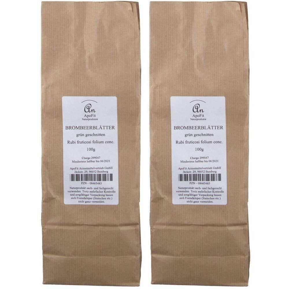 Zwei braune Papiertüten mit Etiketten. Auf den Etiketten steht: BROMBEERBLÄTTER, grün geschnitten, 100g. Logo: ApoFit.