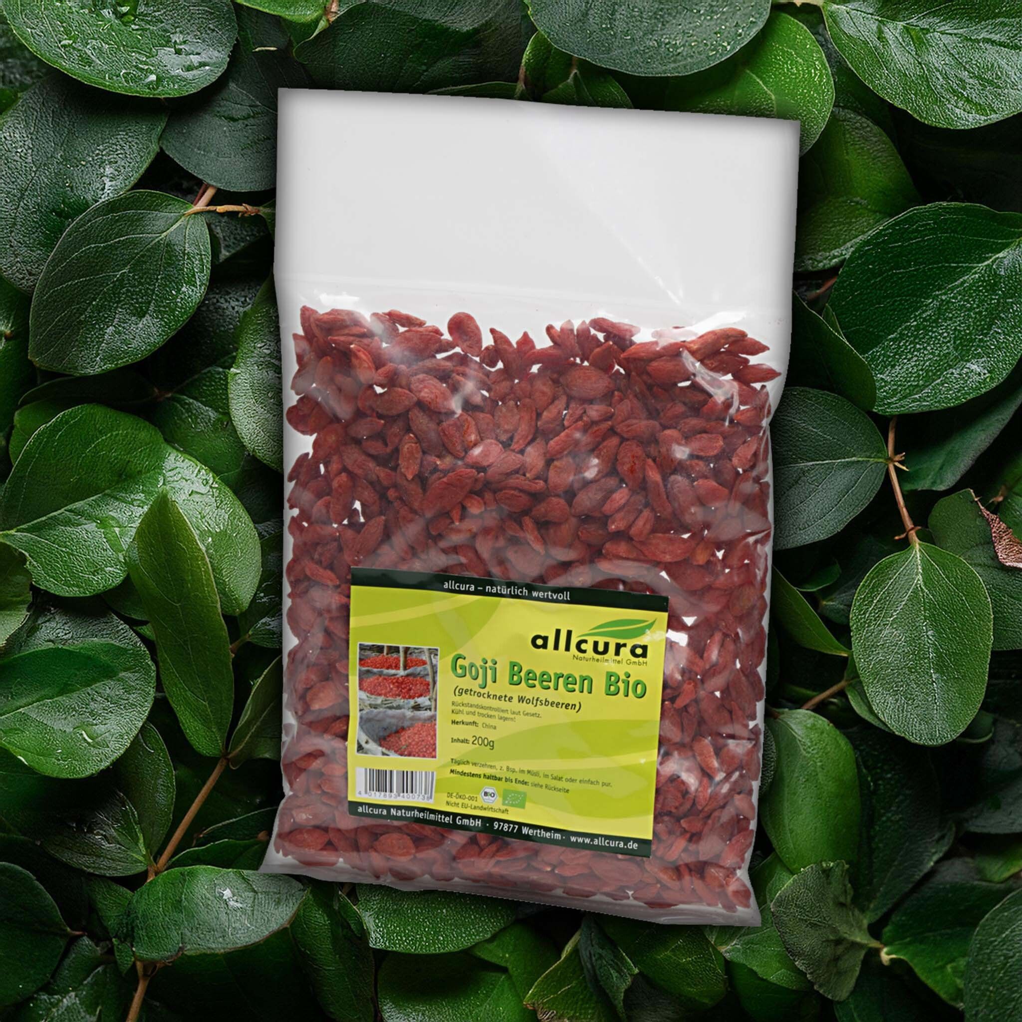 Ein Beutel Goji Beeren Bio vor grünem Hintergrund. Auf dem Etikett: allcura, Goji Beeren Bio, 200g.