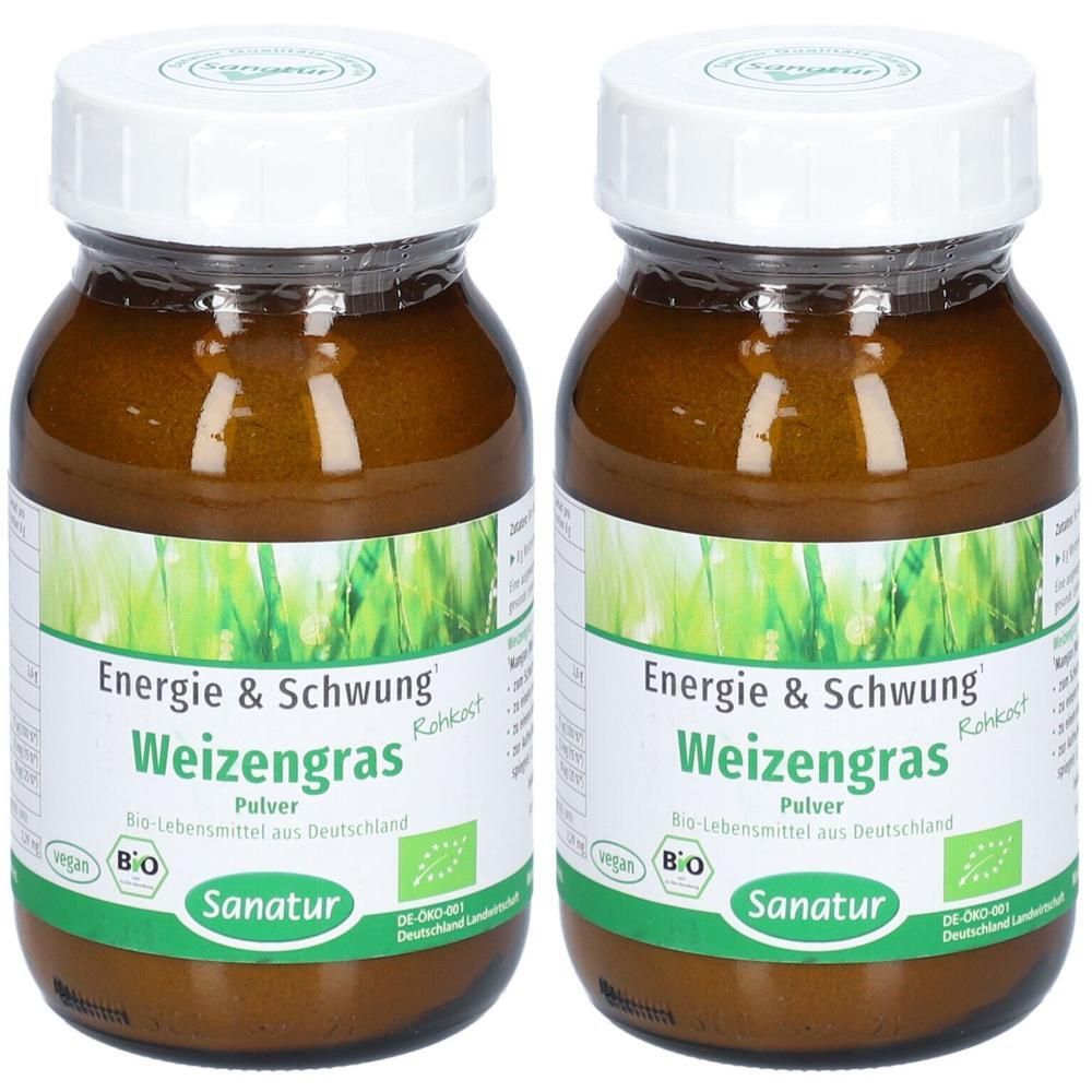 Zwei braune Glasflaschen mit weißem Deckel. Aufschrift: Weizengras Pulver, Bio-Lebensmittel. Marke: Sanatur. Mit Bio-Siegel.