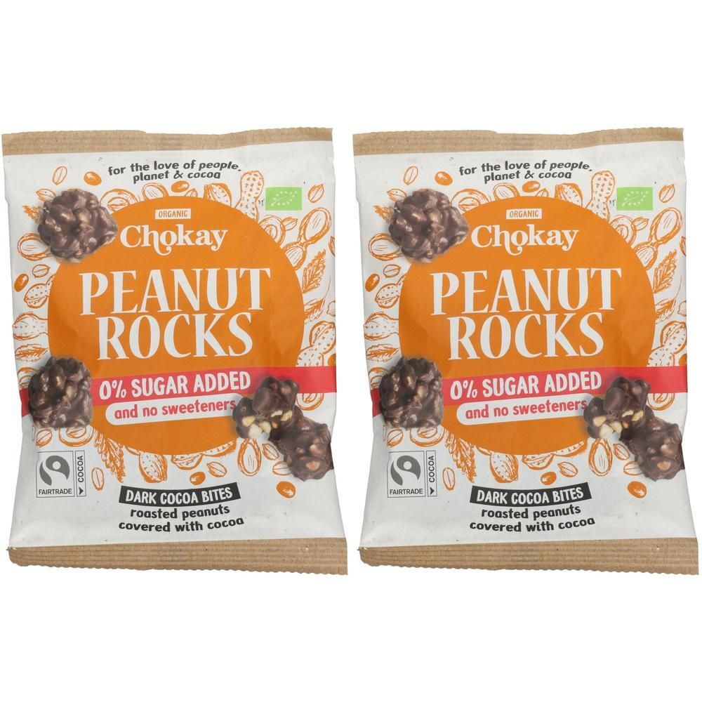 Zwei Beutel Chokay Peanut Rocks. Aufschrift: 0% Zuckerzusatz, Dark Cocoa Bites, Fairtrade-Siegel. Gezeigt werden geröstete Erdnüsse mit Kakao.