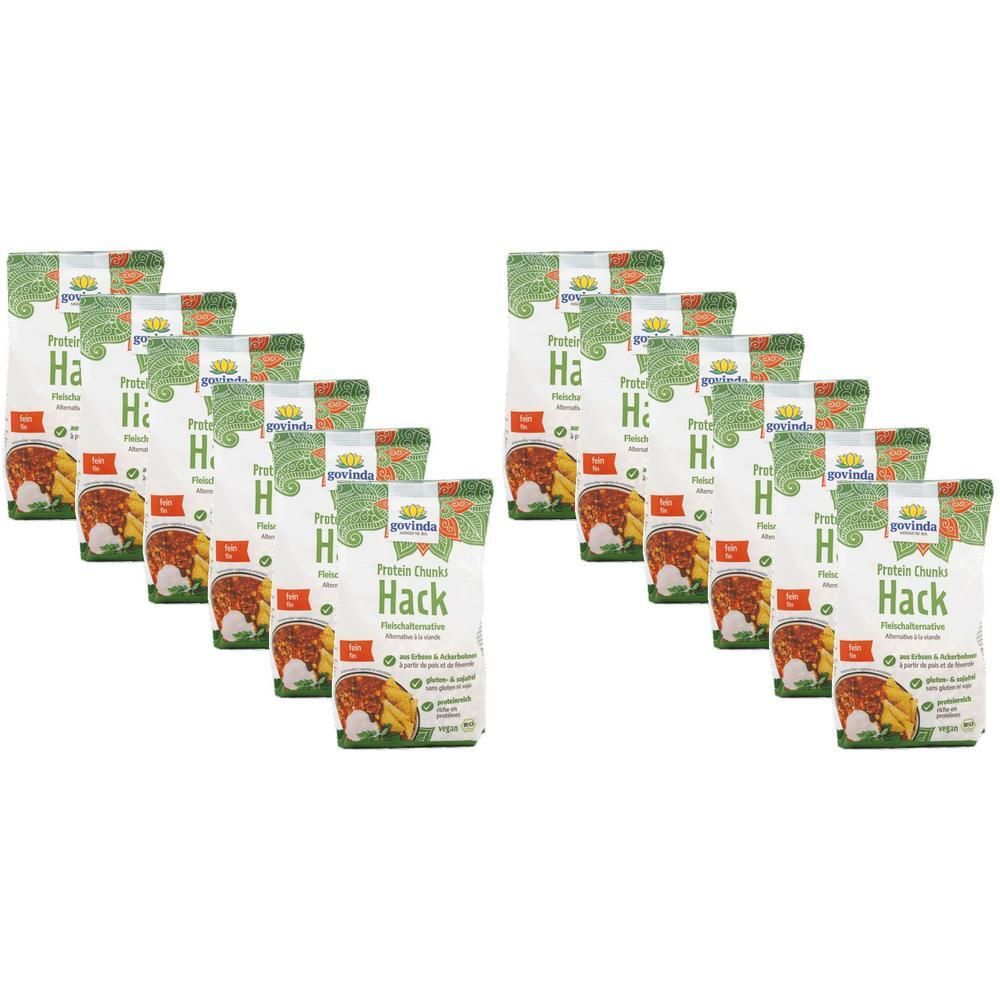 Mehrere Packungen Protein Chunks Hack. Weiße Verpackung mit Produktbild und Text. Marke Govinda. Grün-weiße Gestaltung.