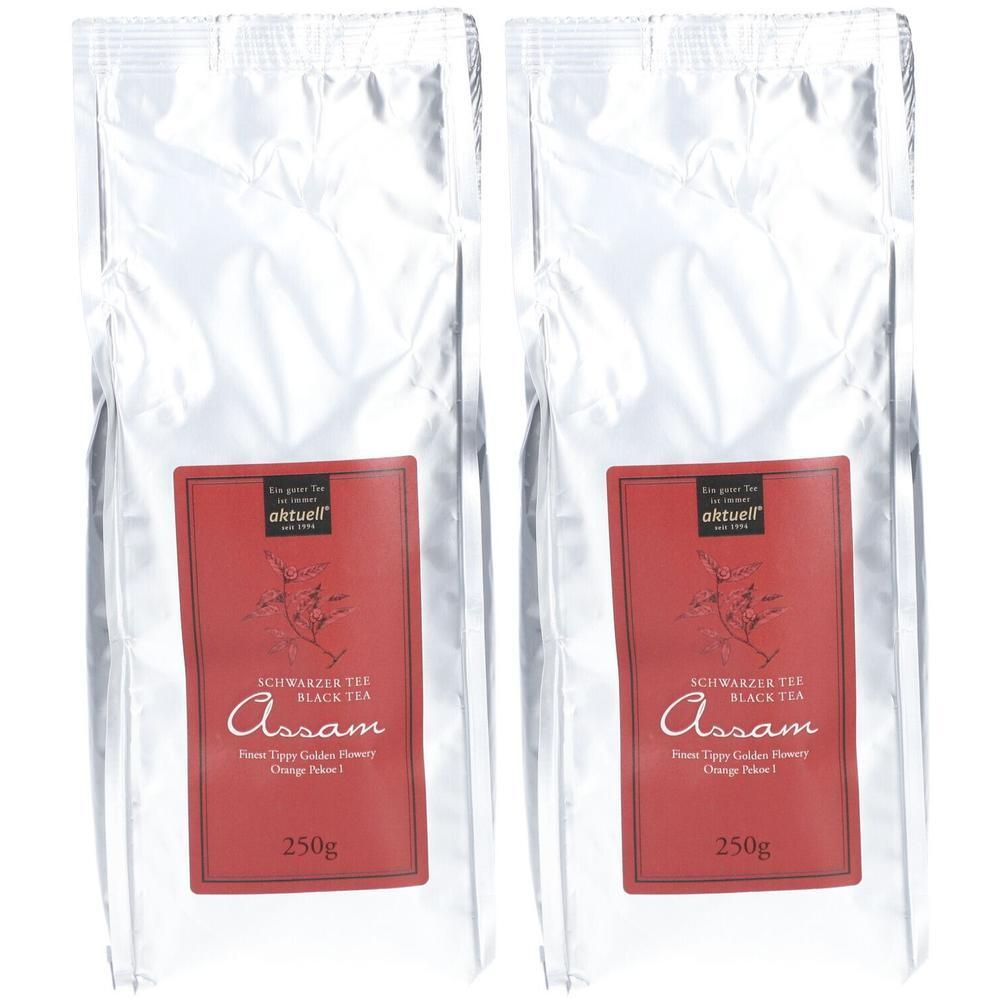 Zwei Beutel Tee. Auf rotem Etikett: Assam, Schwarztee, aktuell. Silberne Verpackung. 250g.