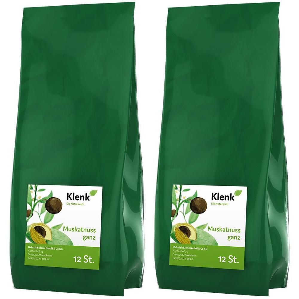 Zwei grüne Beutel mit Etiketten. Auf den Etiketten steht "Klenk", "Muskatnuss ganz" und "12 St.". Abgebildet sind Muskatnüsse.