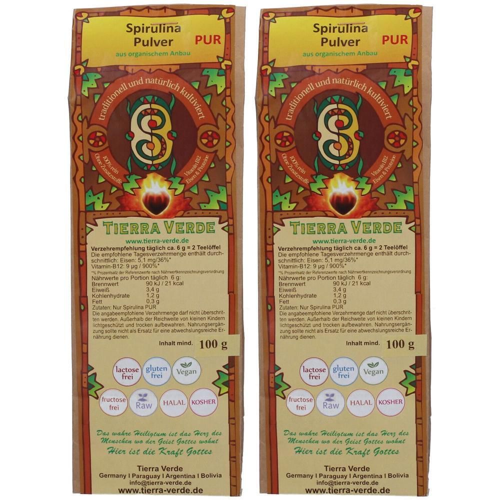 Zwei Beutel Spirulina Pulver. Aufschrift: PUR, Tierra Verde. Verpackung mit braunem Hintergrund und gelben Elementen. Inhalt: 100 g.
