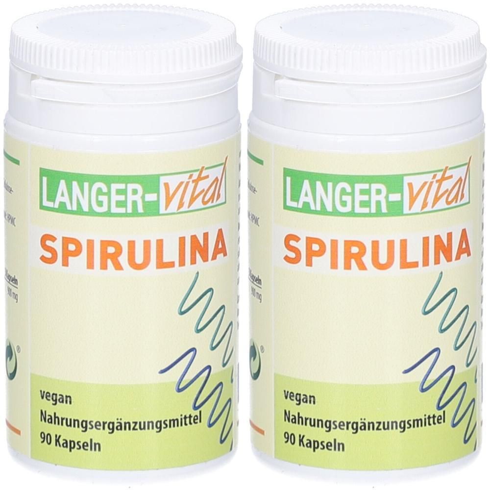Zwei weiße Dosen mit Schraubverschluss. Aufschrift: LANGER-vital SPIRULINA, vegan, Nahrungsergänzungsmittel, 90 Kapseln.