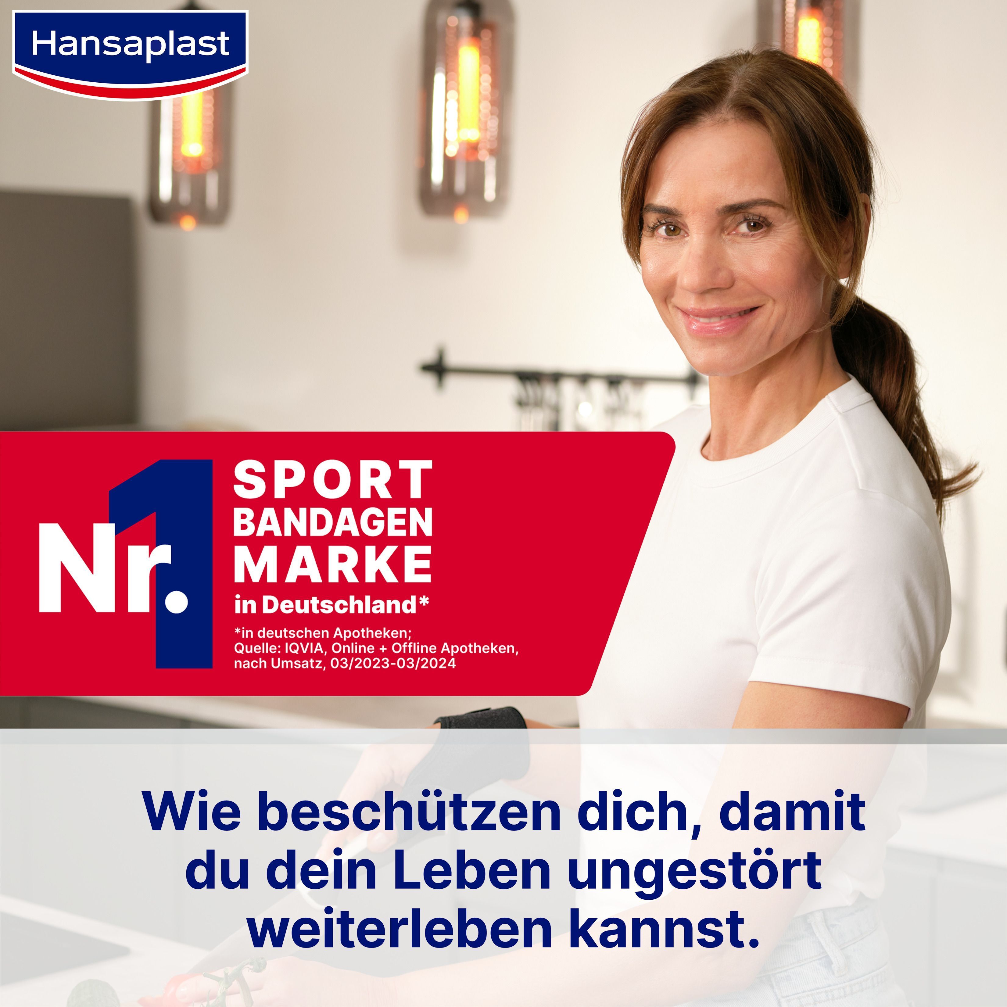 Frau vor Küche. Text: Nr. 1 Sport Bandagen Marke in Deutschland. Wie beschützen dich, damit du dein Leben ungestört weiterleben kannst.