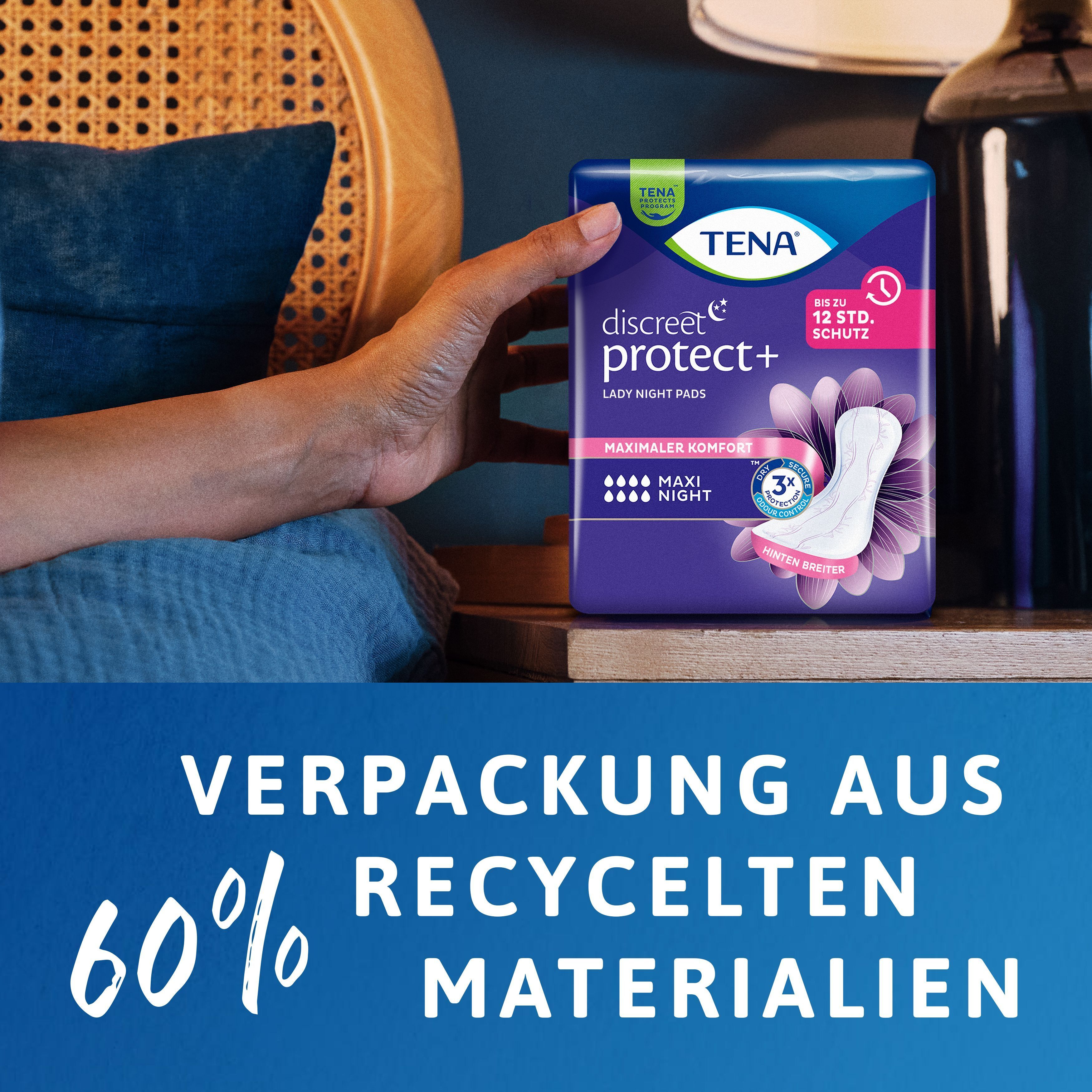 Hand hält eine Packung TENA Lady Discreet Maxi Night. Text: Verpackung aus 60% recycelten Materialien.