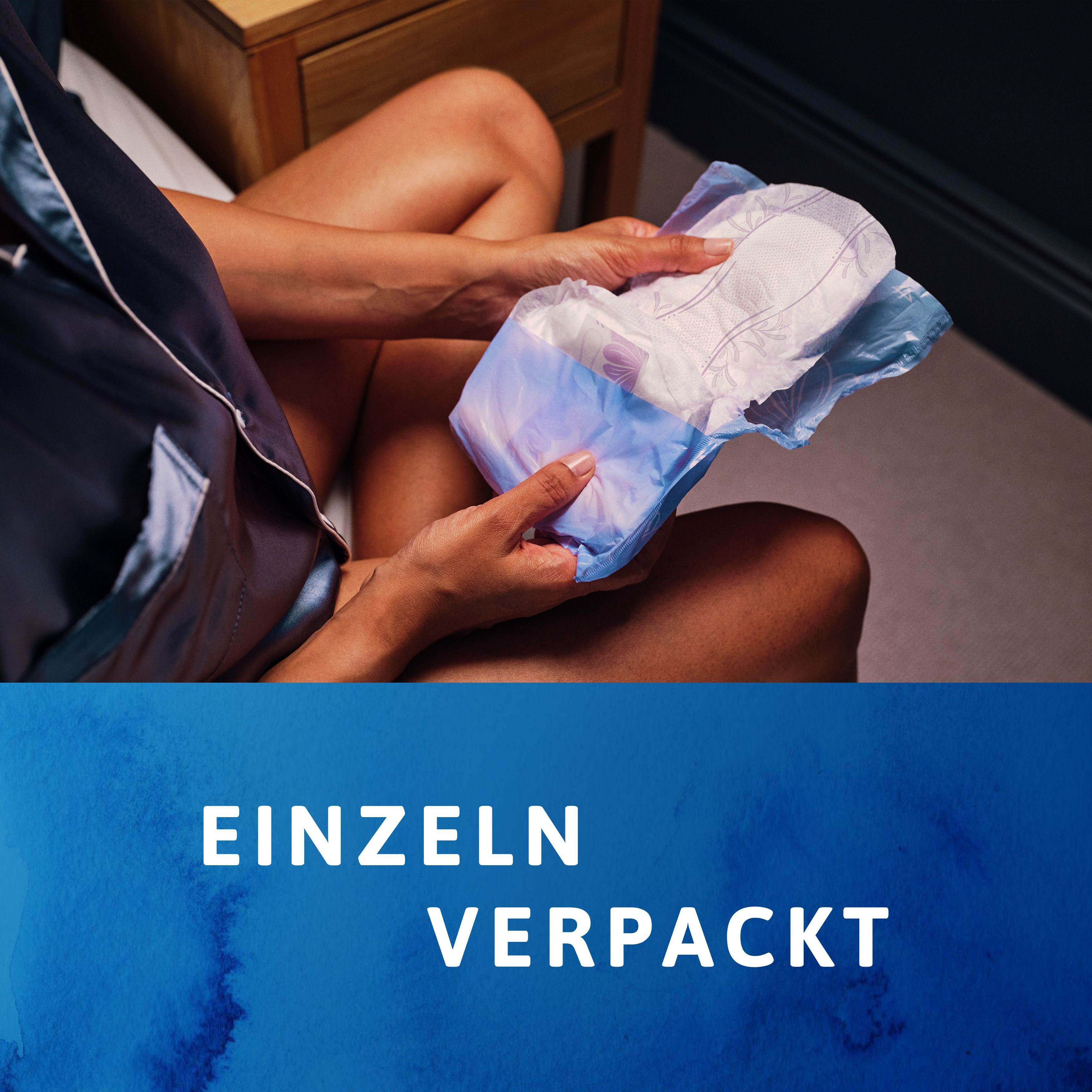 Person hält eine einzeln verpackte Inkontinenzeinlage. Text: Einzeln verpackt.