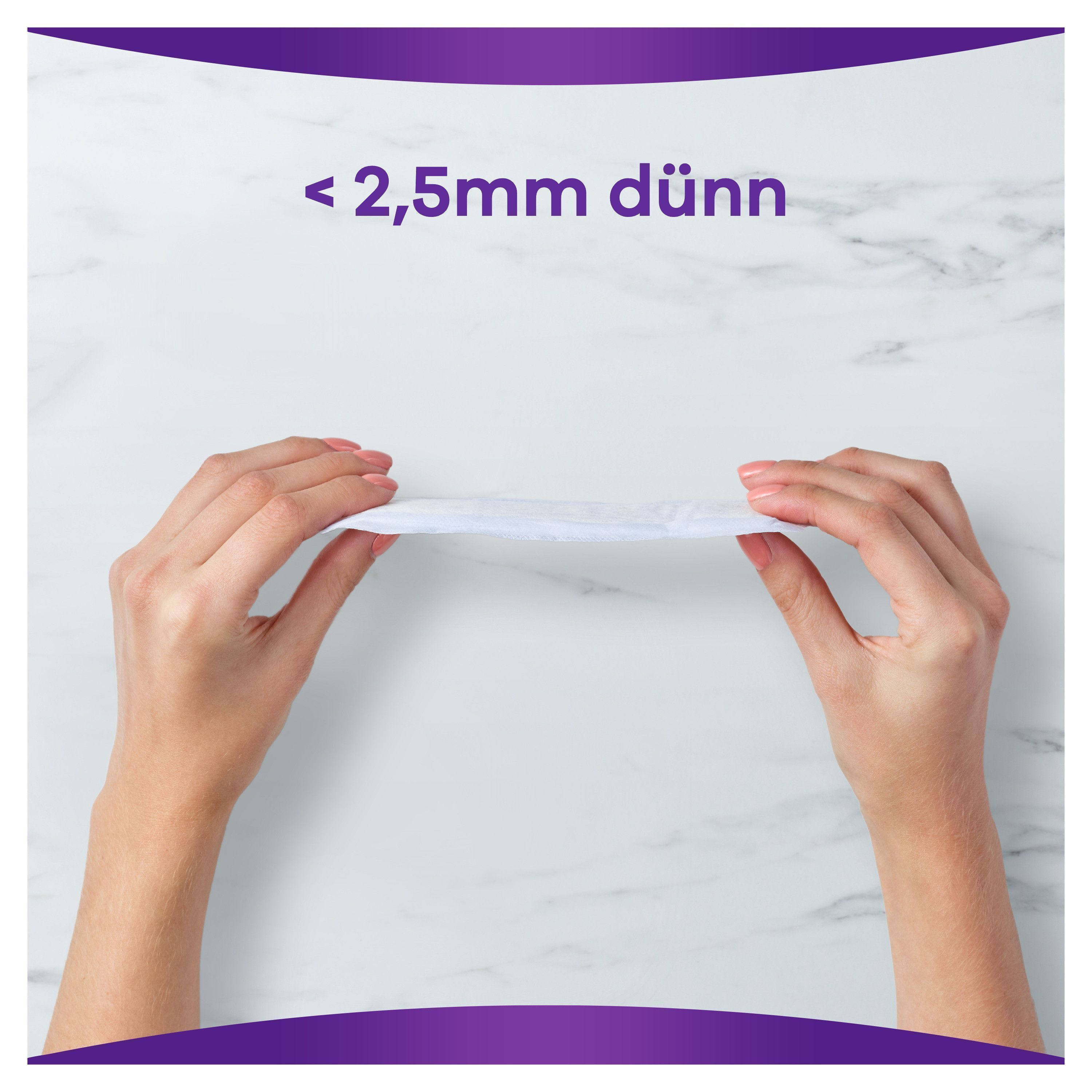 Hände halten eine Slipeinlage. Text: <2,5mm dünn. Hintergrund: Marmor.