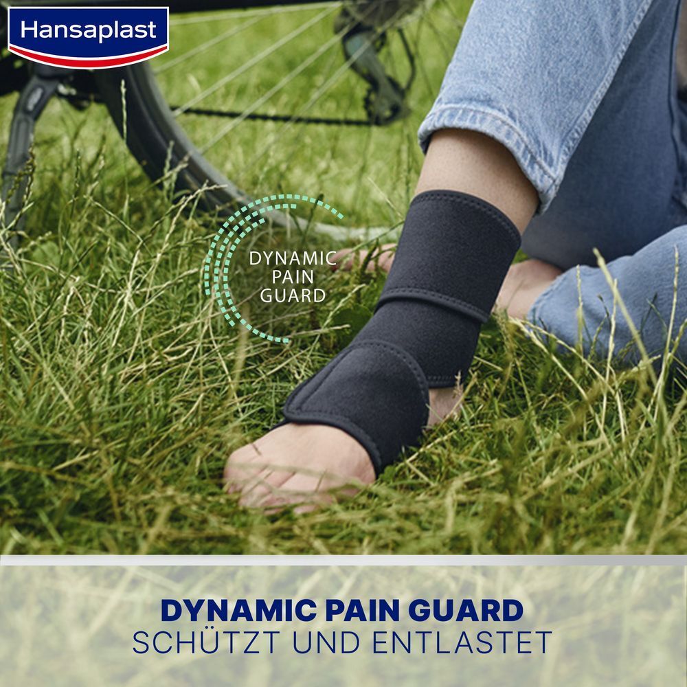 Person mit schwarzer Hansaplast Fußgelenk-Bandage sitzt im Gras. Text: Dynamic Pain Guard. Schützt und entlastet.