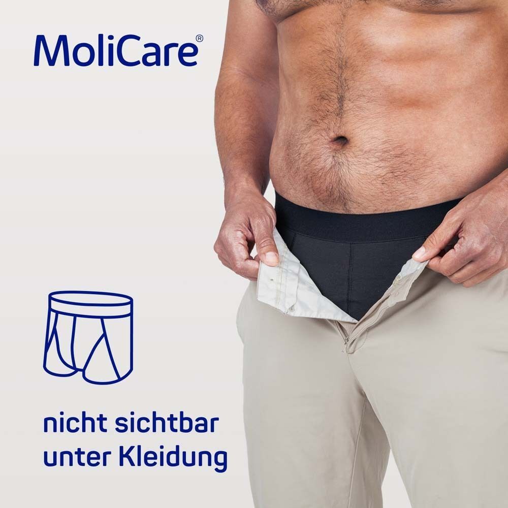 Mann öffnet Hose, darunter schwarze MoliCare MEN Boxershorts. Text: nicht sichtbar unter Kleidung.