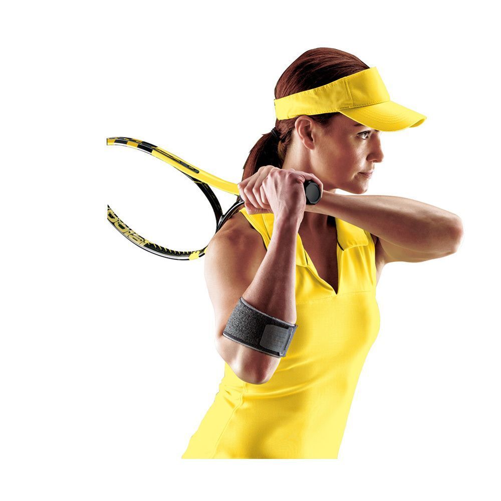 Person mit FUTURO Tennis-Ellbogen-Bandage am Arm. Frau in gelbem Sportoutfit mit Tennis-Schläger. Bandage am Arm sichtbar.
