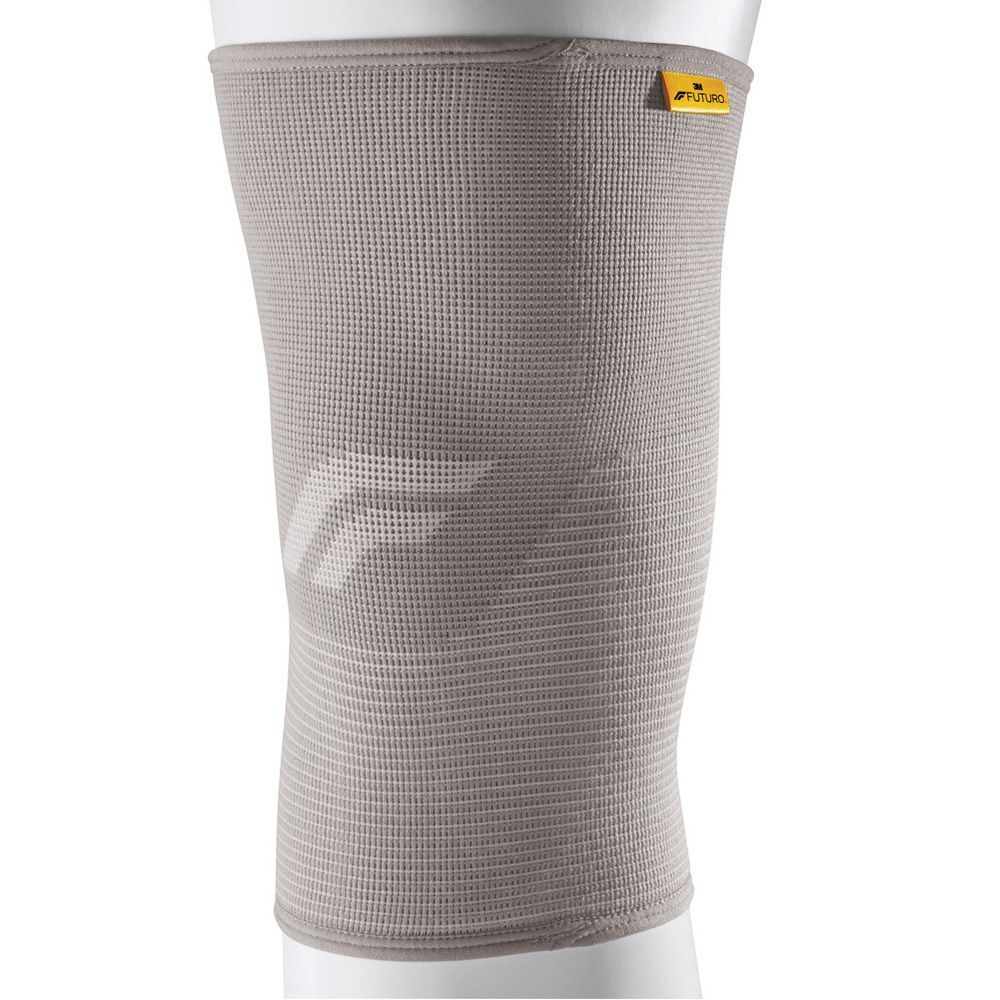 Graue FUTURO Comfort Knie-Bandage. Logo auf der Seite. Anatomische Form. Elastisches Material.