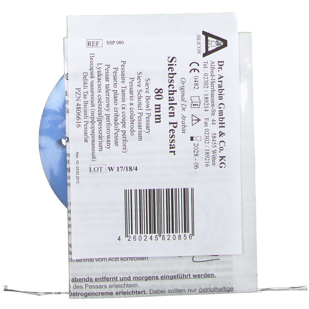 Blaues Siebschalen Pessar mit Löchern, teilweise verdeckt von Papier mit Produktinformationen und Barcode.