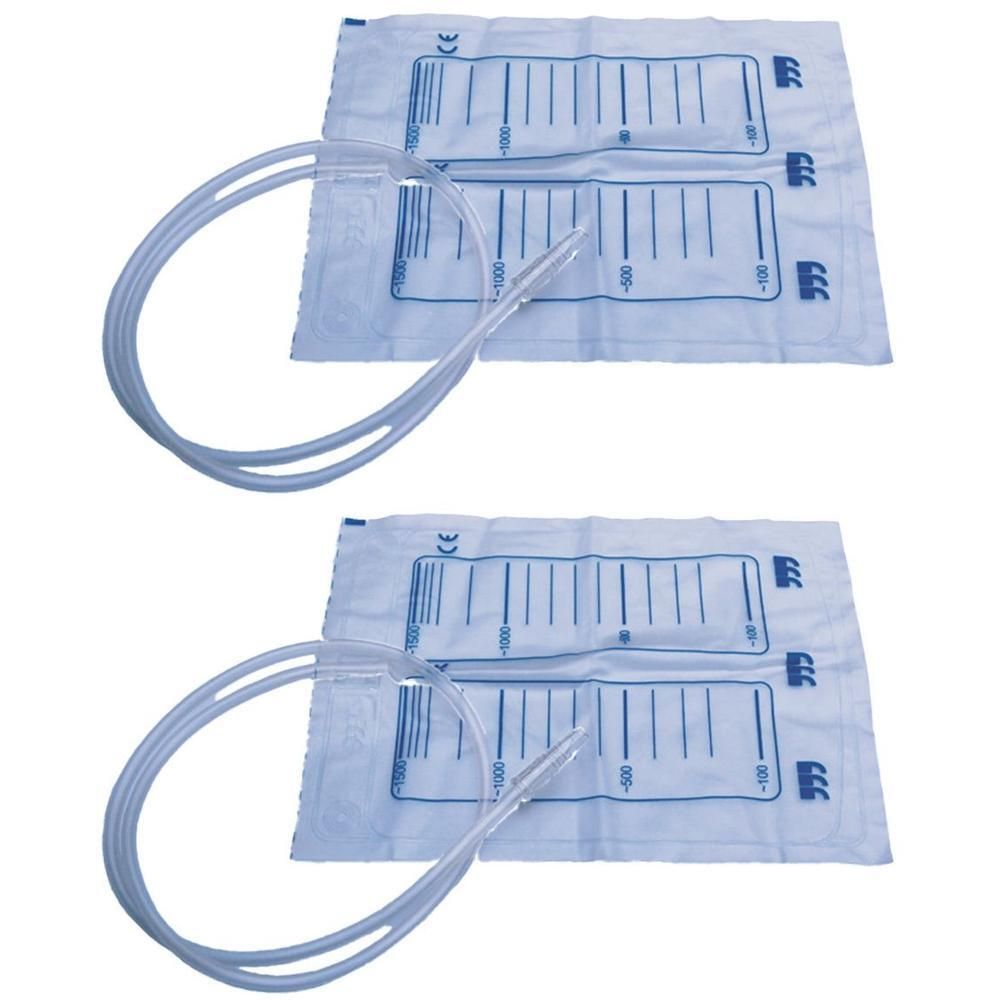 Mehrere Urinbeutel mit Skala und Schlauch. Transparente Beutel mit blauer Skala. CE-Kennzeichnung.