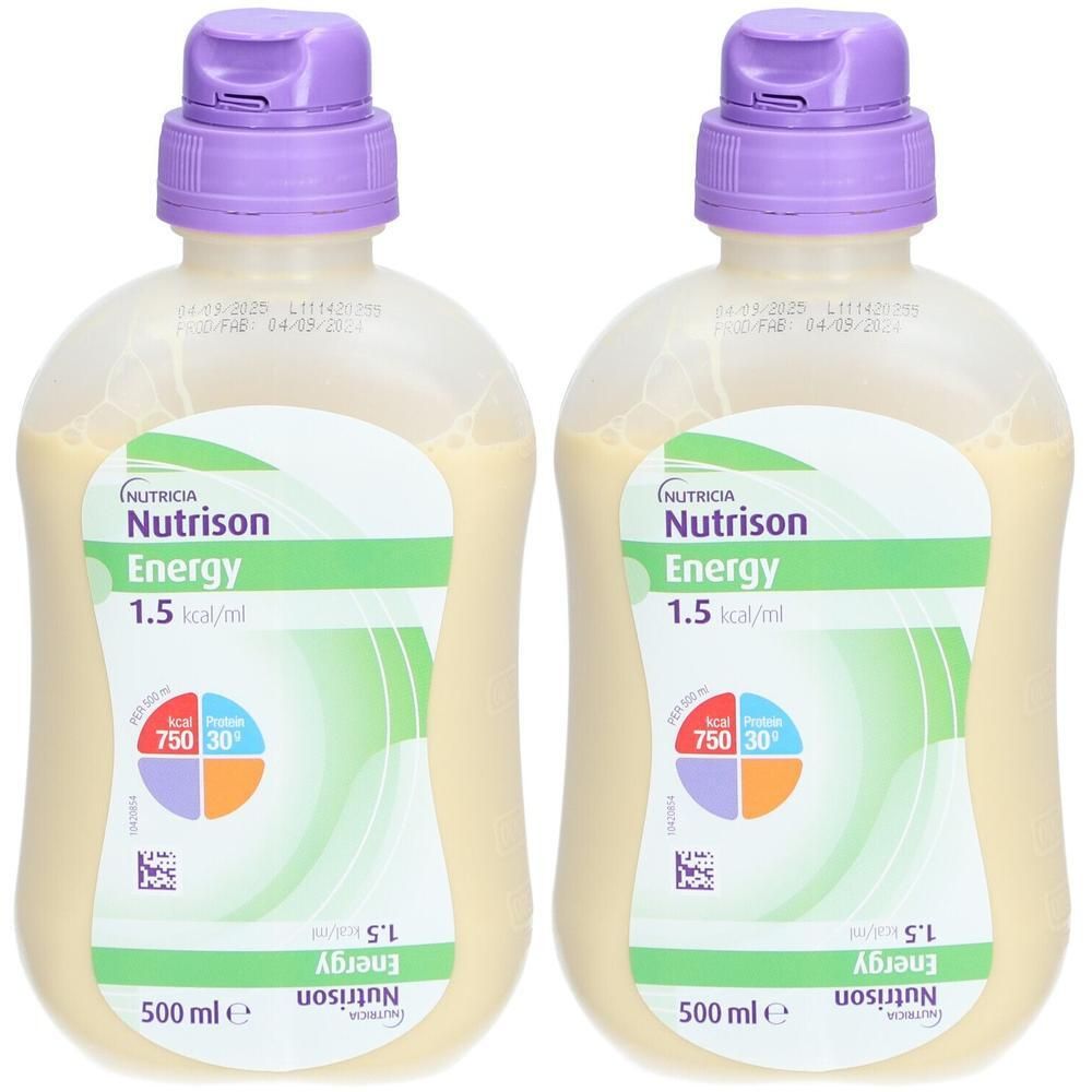 Zwei Flaschen Nutrison Energy Sondennahrung. Jede Flasche hat einen lila Verschluss und ein grünes Etikett mit Produktinformationen.
