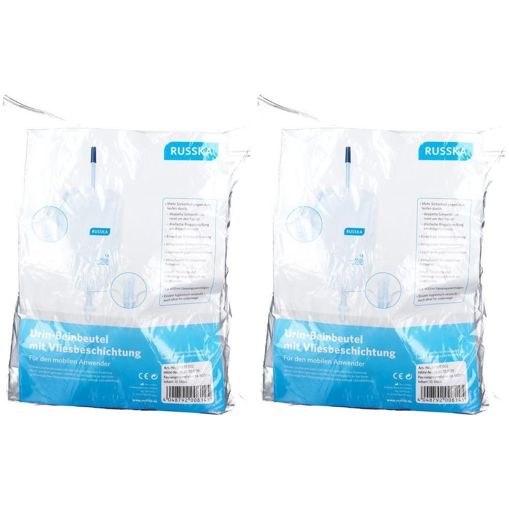 Zwei verpackte Urinbeutel mit Schlauch und Anschlussstück.