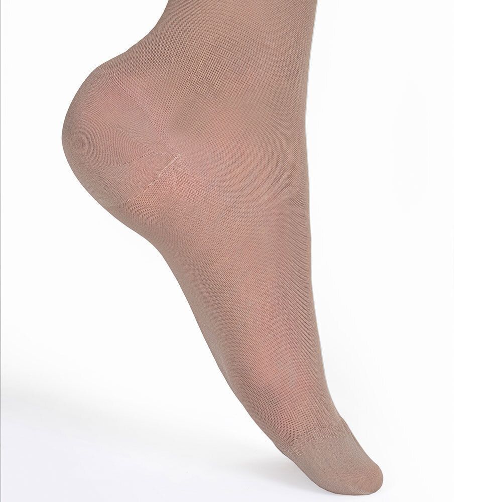 Nude-farbene Strumpfhose, die den Fuß und Knöchel bedeckt.