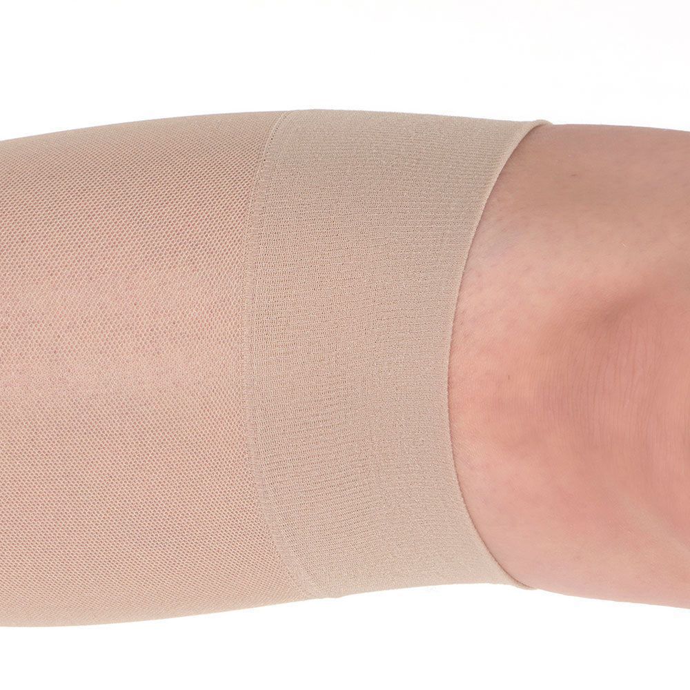 Beige Kompressionsstrumpf mit breitem, elastischem Bund am oberen Ende.