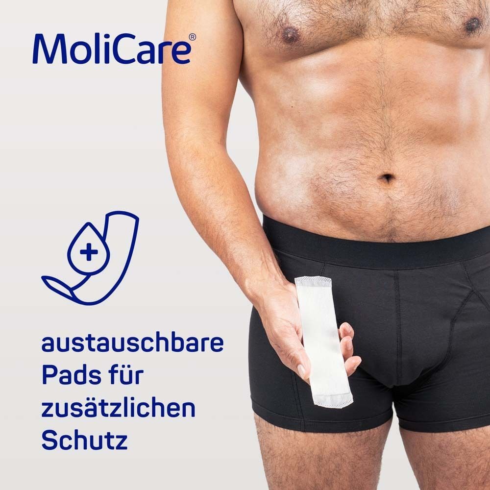 Mann in schwarzer Inkontinenzhose. Logo MoliCare®. Text: austauschbare Pads für zusätzlichen Schutz. Pad wird gezeigt.