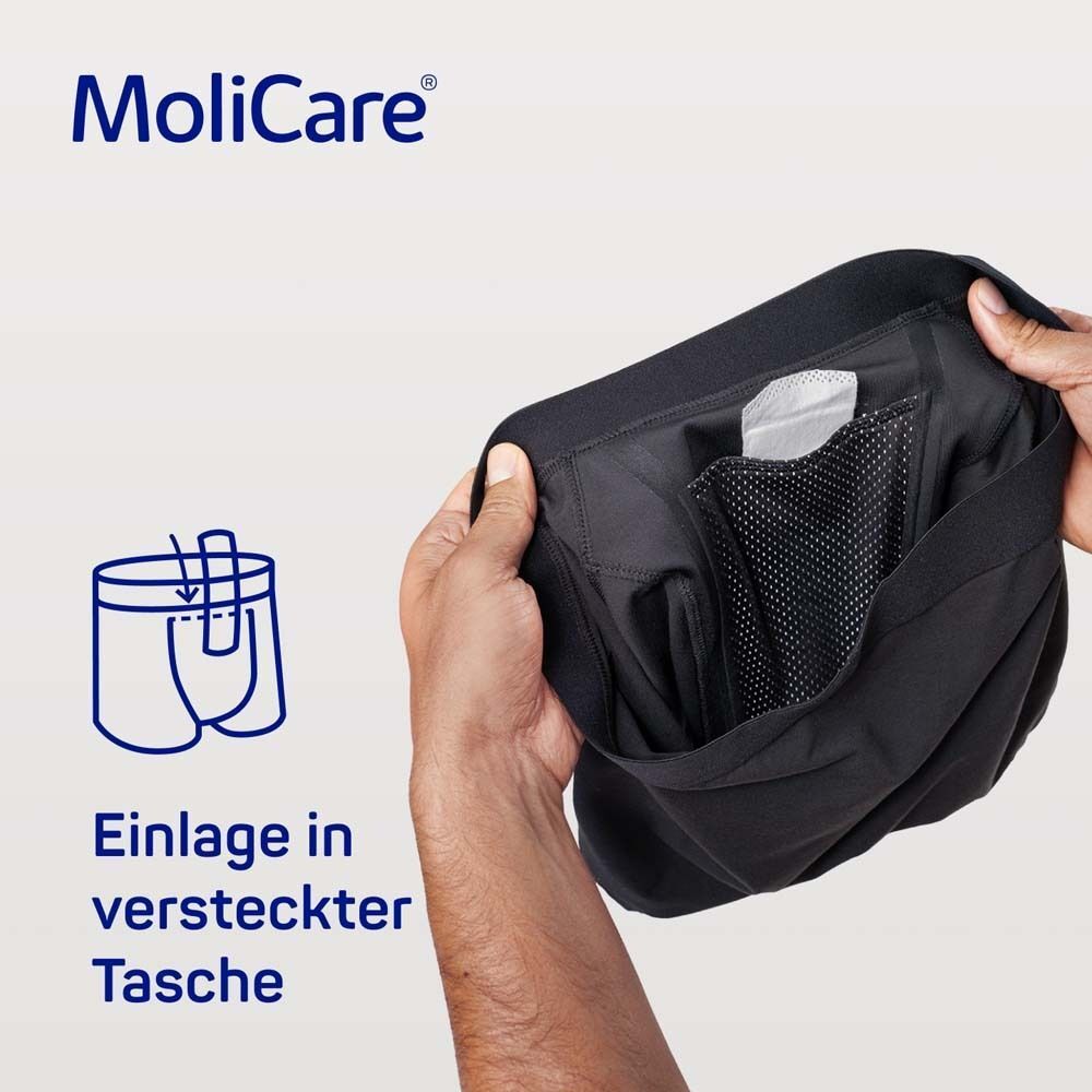 Hände halten schwarze Inkontinenzhose. Logo MoliCare®. Text: Einlage in versteckter Tasche. Innenansicht der Hose.