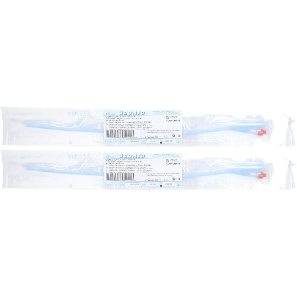 Zwei sterile Katheter in Folienverpackung. Blaue Katheter mit roter Spitze. Aufdrucke auf der Verpackung.
