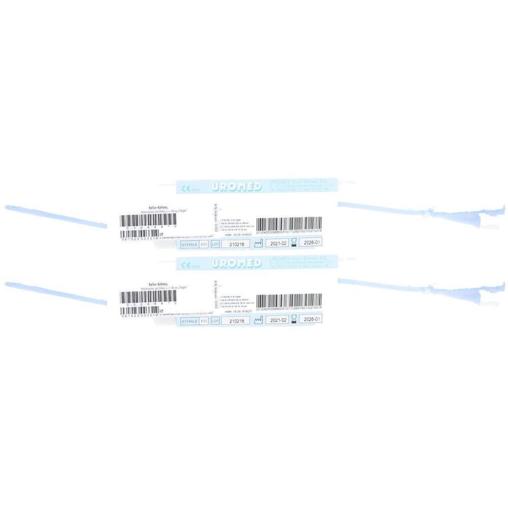 Mehrere sterile Katheter in Verpackung. Aufdrucke mit Barcodes und CE-Zeichen. Blaue Katheterspitzen sichtbar.