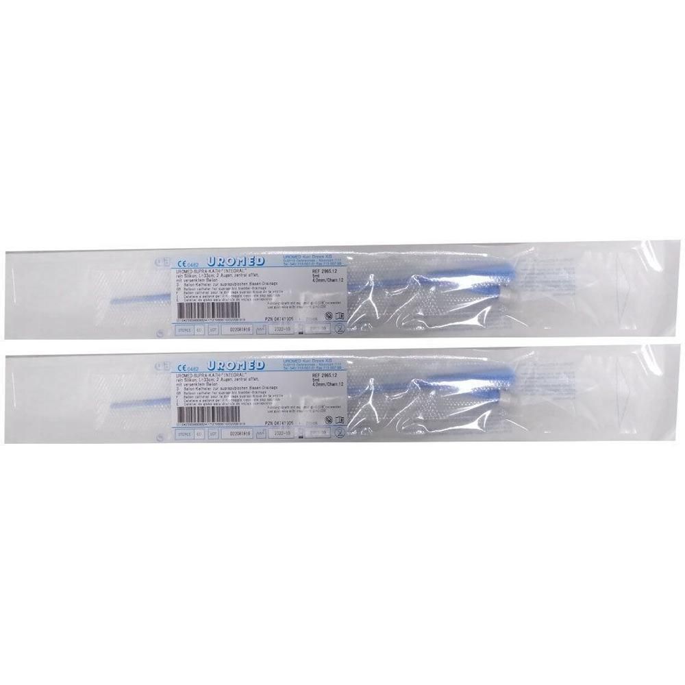 Zwei sterile Katheter in transparenten Verpackungen. Blaue Elemente sind sichtbar. Aufdrucke mit Produktinformationen.