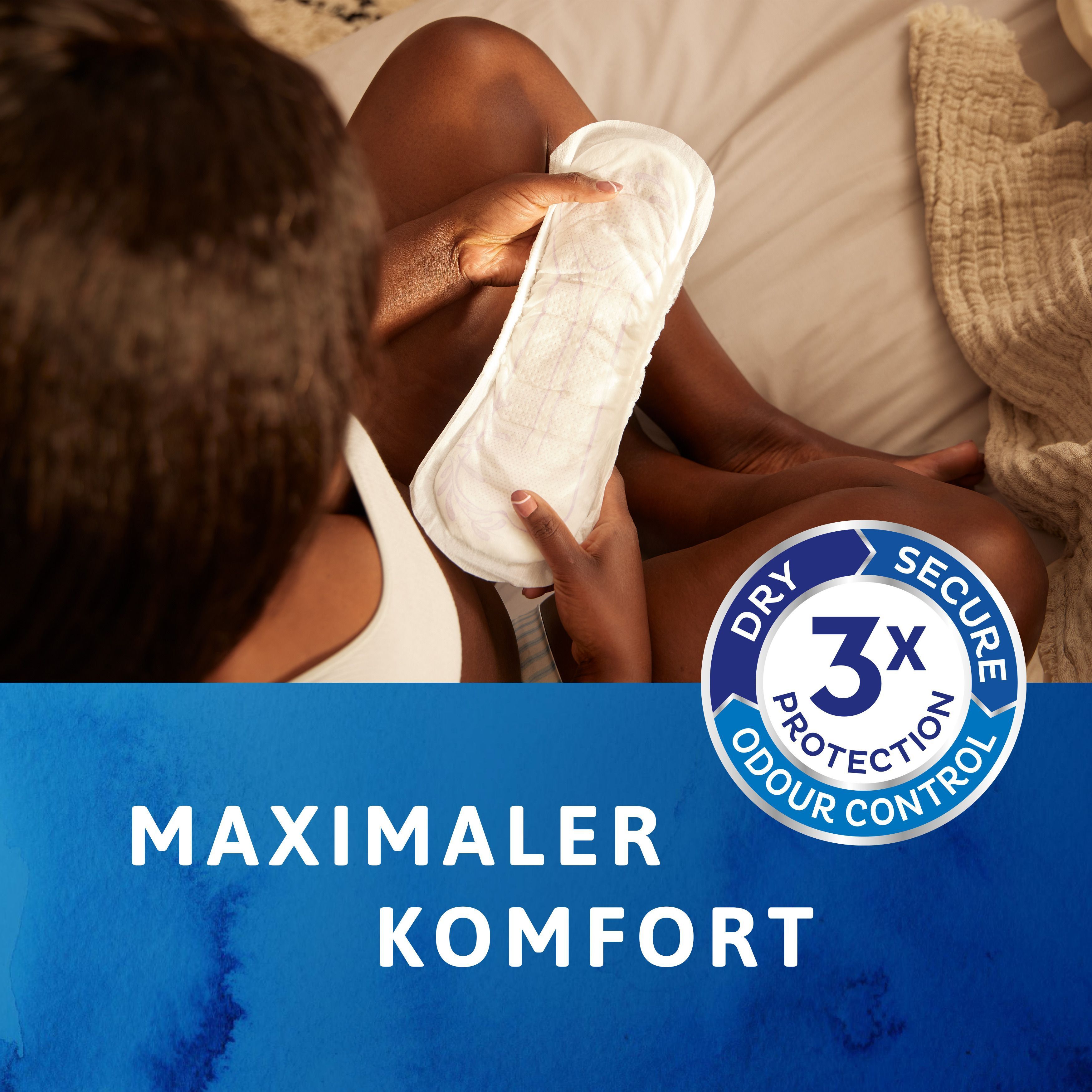 Person hält eine TENA Discreet Normal Night Einlage. Text: Maximaler Komfort, 3x Odour Control.