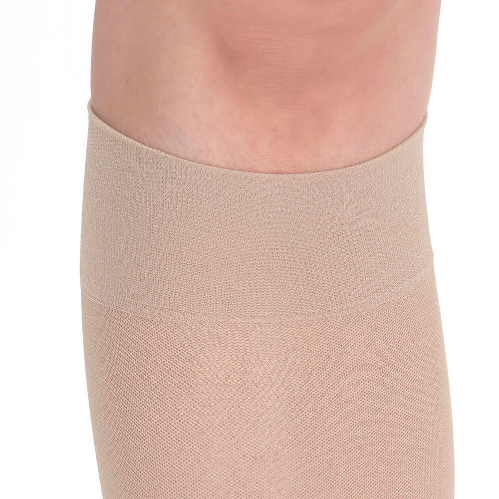 Nahaufnahme eines beigen Kniestrumpfes am Knie. Der Strumpf bedeckt das Knie.