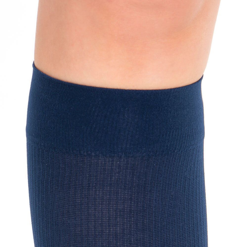 Nahaufnahme des oberen Teils eines blauen Kniestrumfes. Gerippte Struktur. Der obere Rand ist sichtbar.