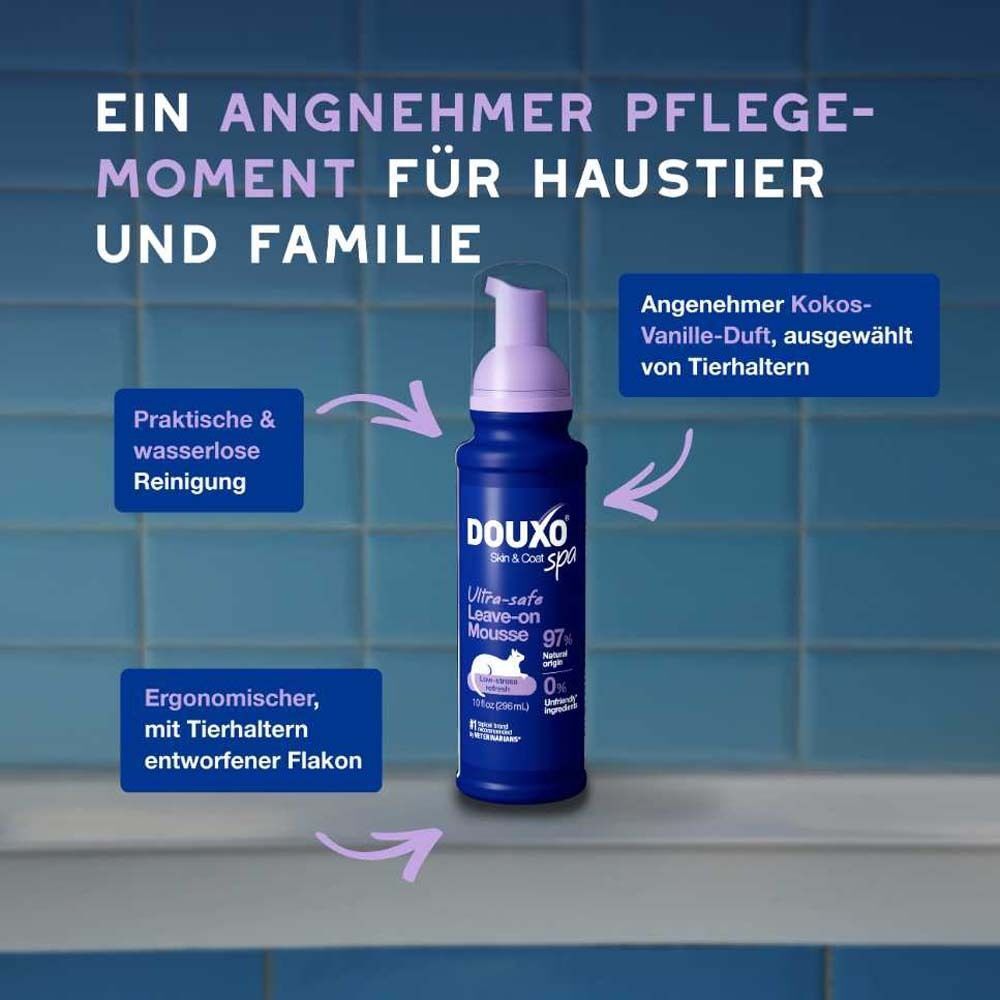 Blauwe Flasche mit lila Pumpaufsatz. Text: DOUXO Skin & Coat Spa. Praktische & wasserlose Reinigung. Ergonomischer Flakon.