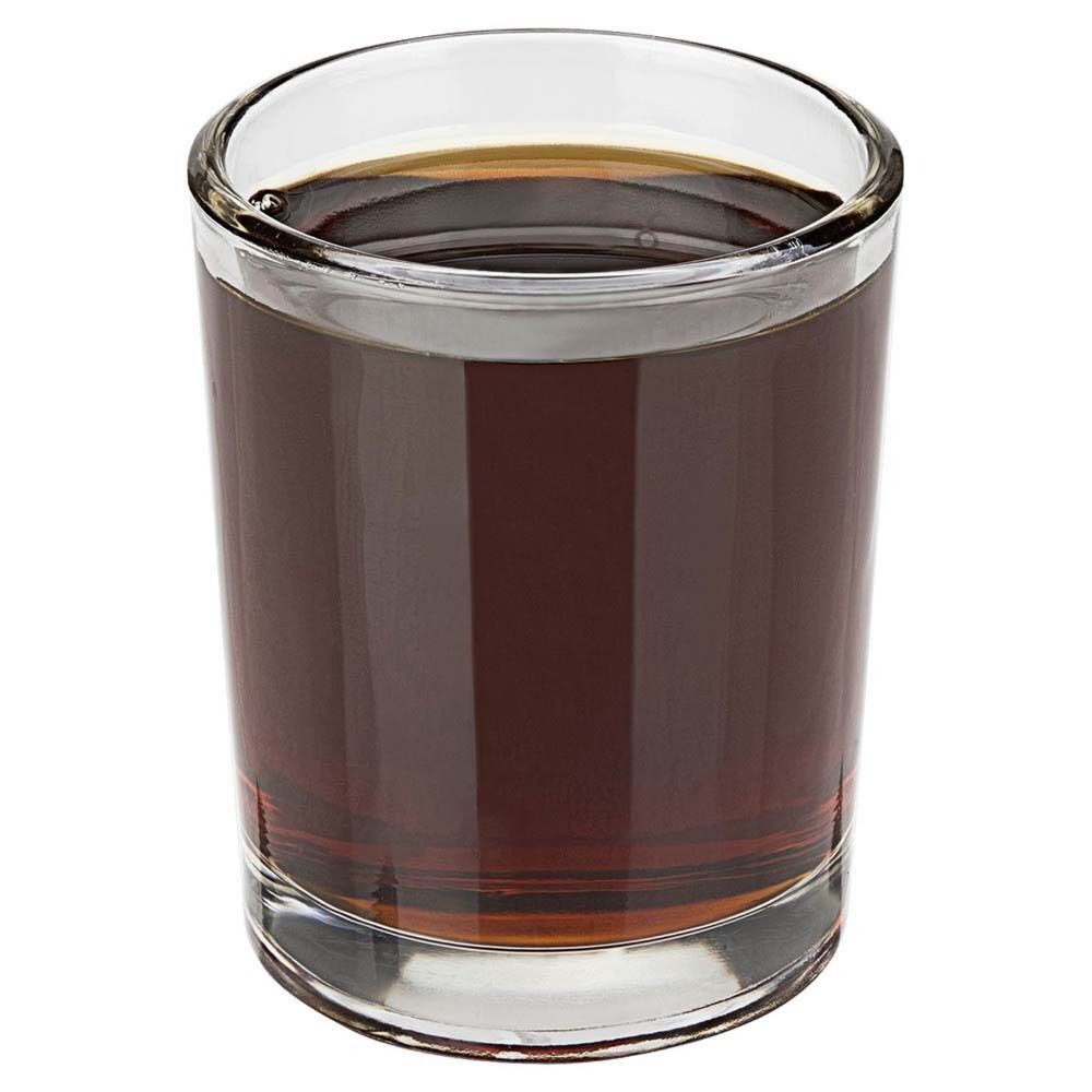Glas mit brauner Flüssigkeit. Klare Glasform.
