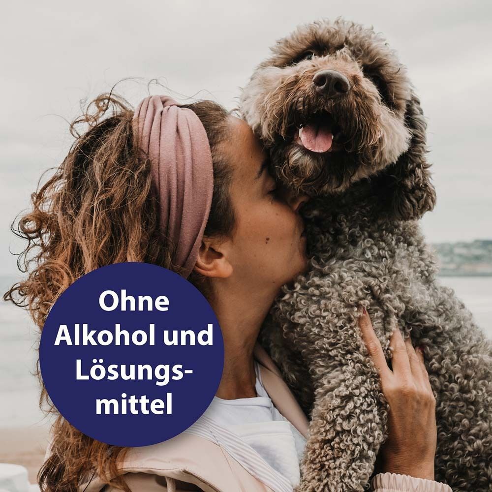 Frau umarmt einen Hund. Auf blauem Kreis steht: Ohne Alkohol und Lösungsmittel.