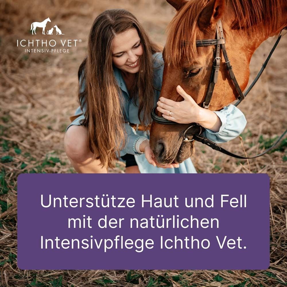 Frau mit Pferd. Text: Unterstütze Haut und Fell mit der natürlichen Intensivpflege Ichtho Vet.