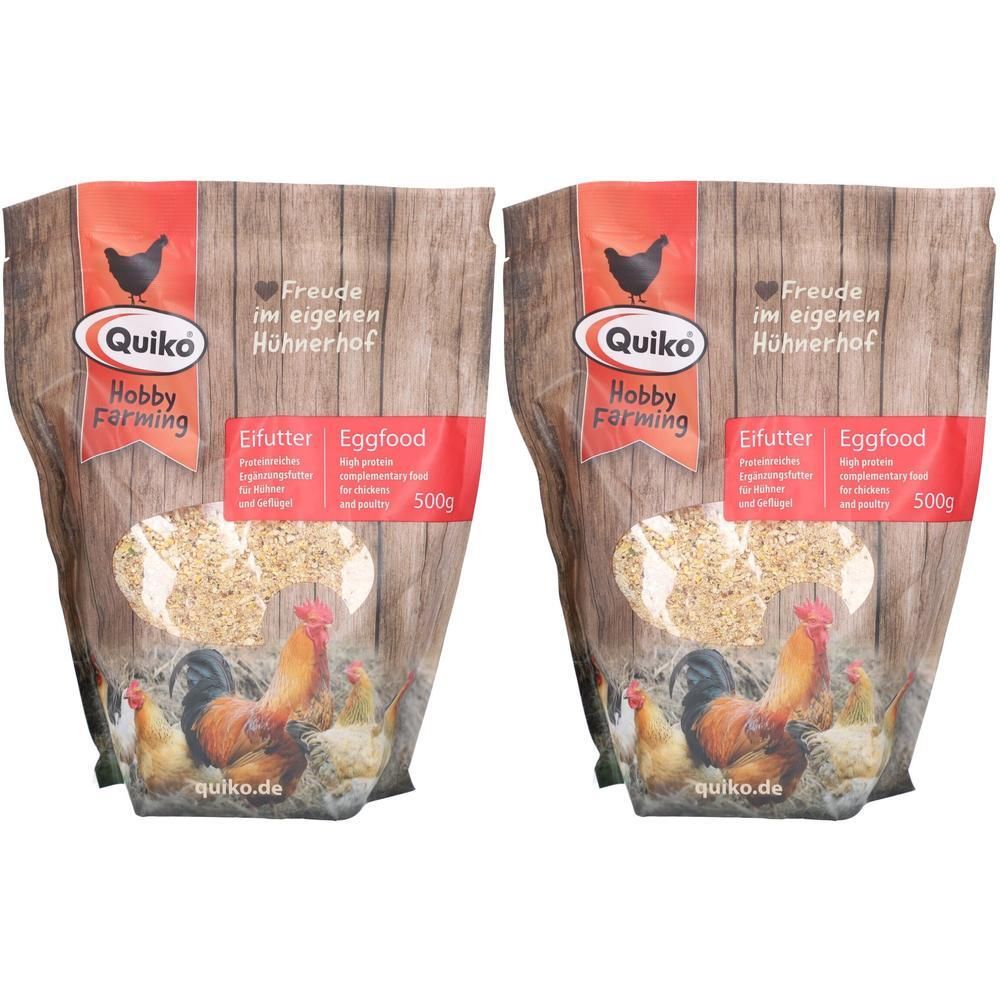 Zwei Beutel Eifutter. Aufdruck: Quiko Hobby Farming, Eifutter, Eggfood, 500g. Abbildung von Hühnern.