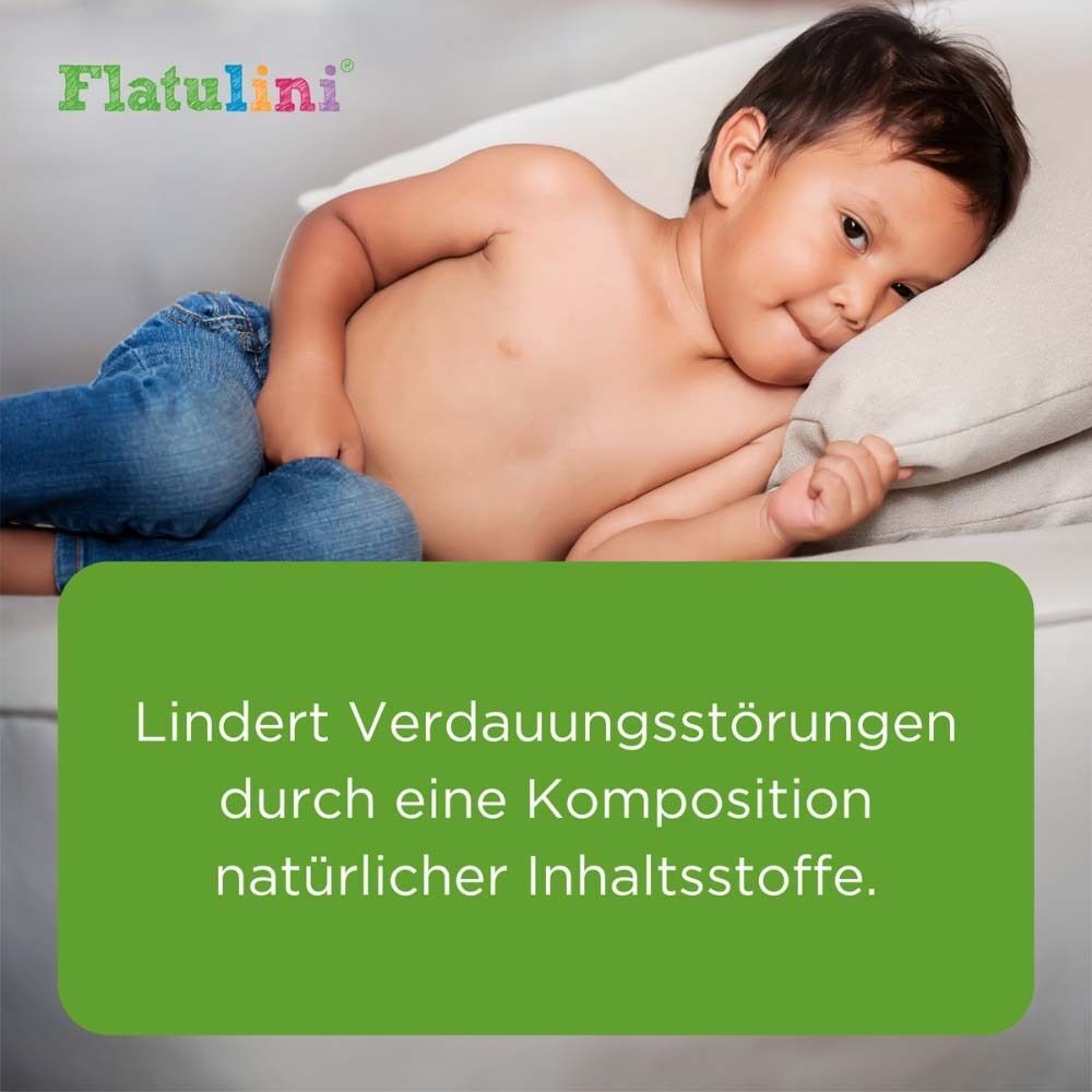 Kind liegt auf Kissen. Text: Lindert Verdauungsstörungen durch eine Komposition natürlicher Inhaltsstoffe. Flatulini® Logo.