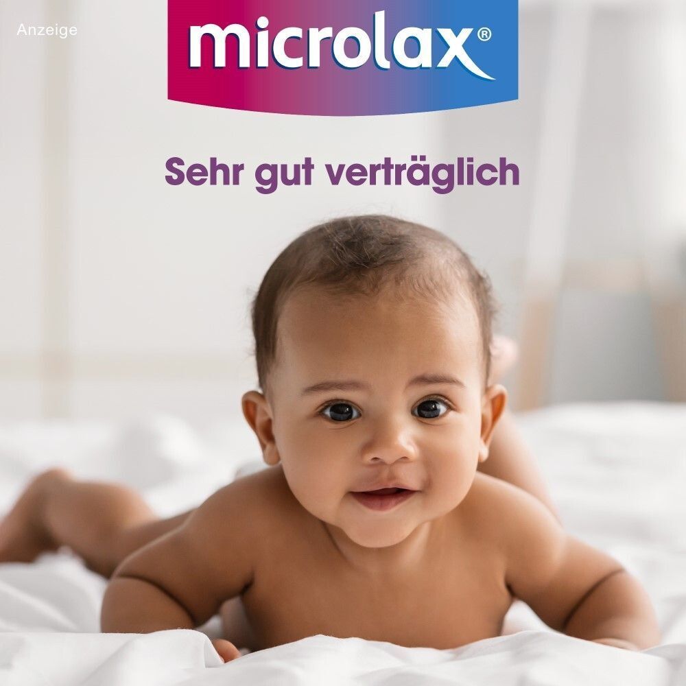 Baby liegt auf dem Bauch. Text: Sehr gut verträglich. Microlax® Logo im oberen Bereich.