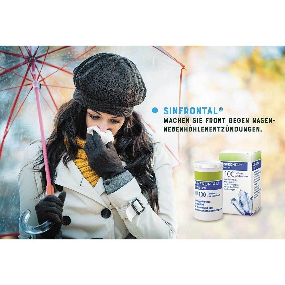 Werbung für SINFRONTAL® Tabletten. Frau mit Schnupfen unter einem Regenschirm. SINFRONTAL®-Packung und Dose.