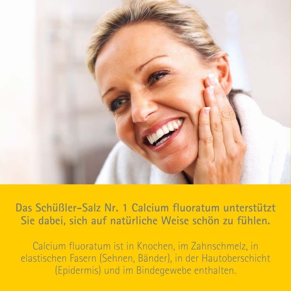 Frau lächelt, berührt Gesicht. Gelber Balken mit Text: Calcium fluoratum unterstützt Sie, sich schön zu fühlen.