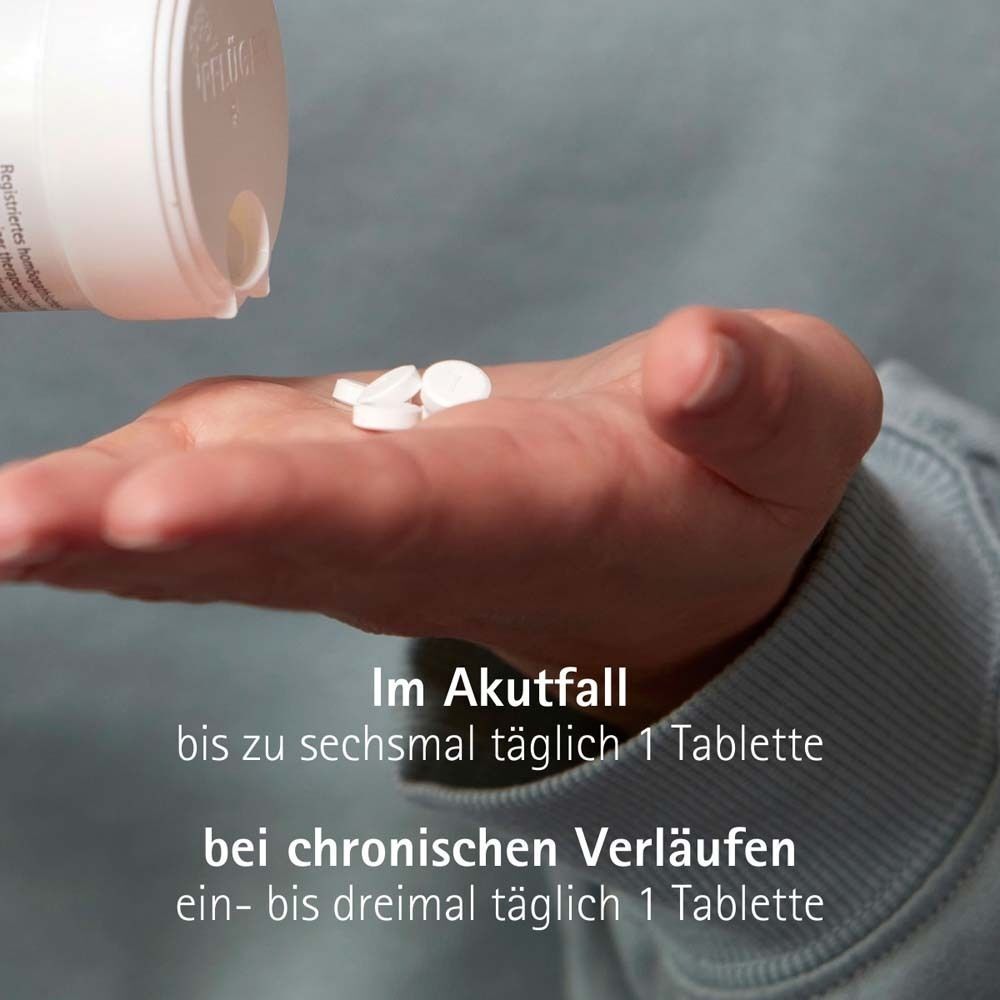 Hand mit Tabletten. Text: Im Akutfall bis zu 6 Tabletten, bei chronischen Verläufen 1-3 Tabletten. Tabletten werden aus Flasche gegossen.