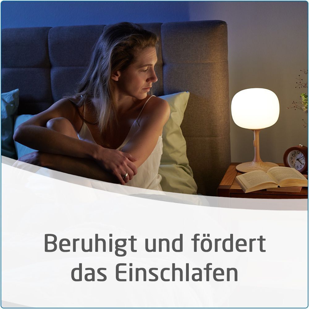Frau im Bett, neben ihr eine Nachttischlampe. Text: Beruhigt und fördert das Einschlafen.