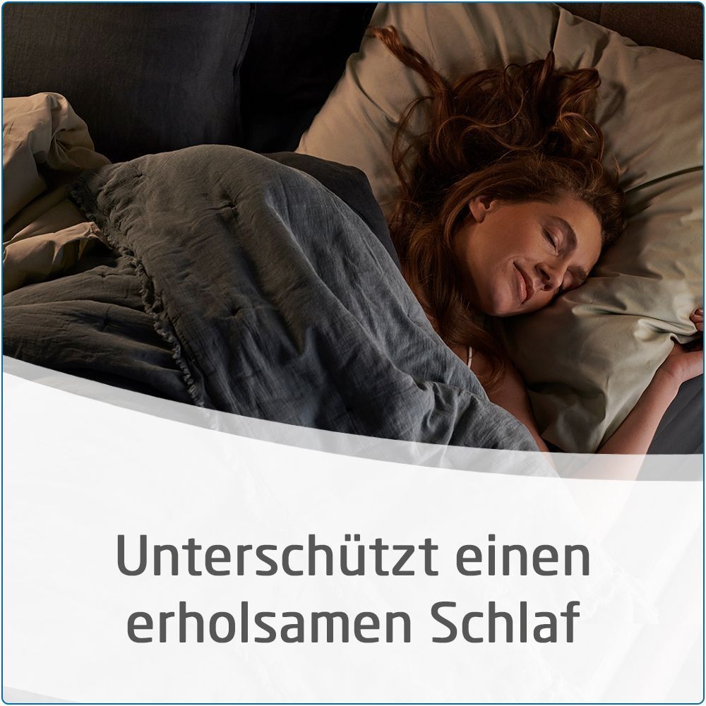 Frau schläft im Bett. Text: Unterstützt einen erholsamen Schlaf.