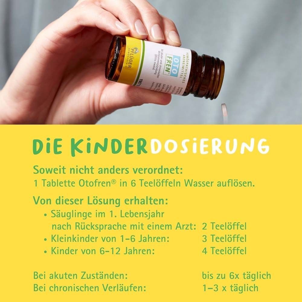 Hand hält Flasche. Text: Die Kinderdosierung. 1 Tablette Otofren® in 6 Teelöffeln Wasser auflösen. Dosierungsangaben.