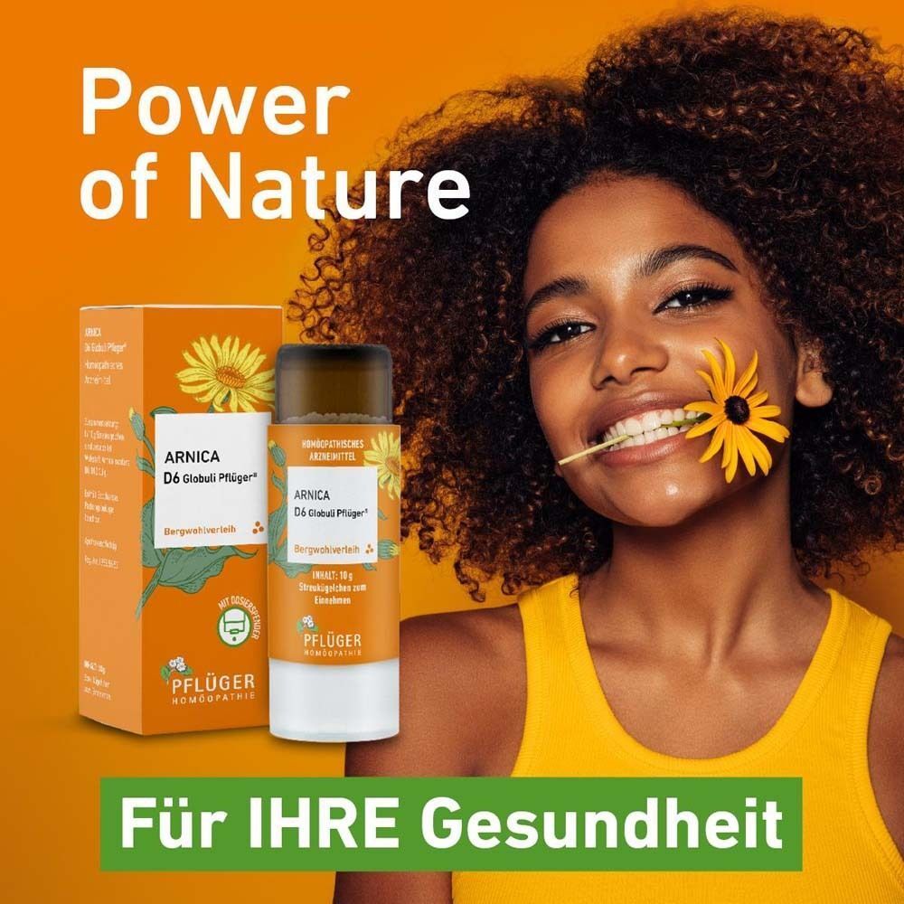 Frau mit gelbem Top, hält eine Blume. Neben ihr: Produktverpackung und Flasche Arnica D6 Globuli Pflüger®.
