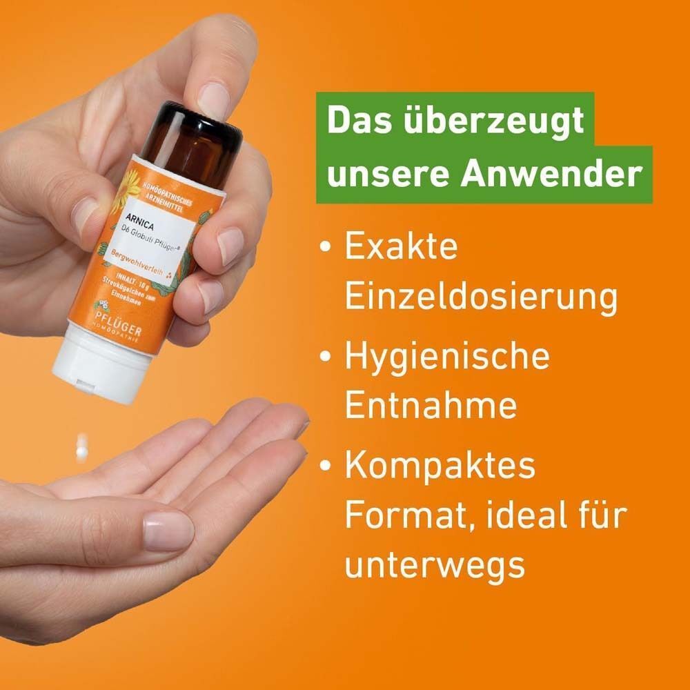 Hand hält Flasche Arnica D6 Globuli Pflüger®. Globuli fallen in die Handfläche. Text über Vorteile.