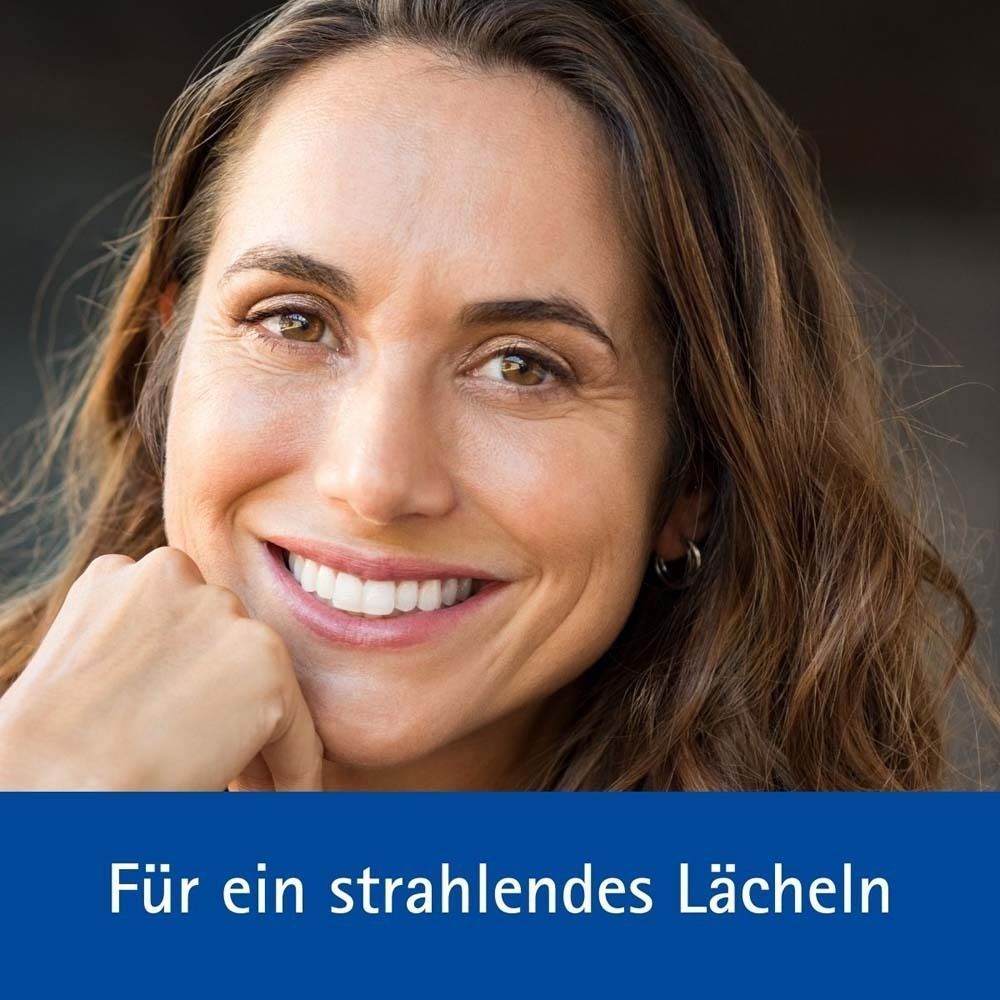 Eine Frau lächelt. Text: 'Für ein strahlendes Lächeln'.