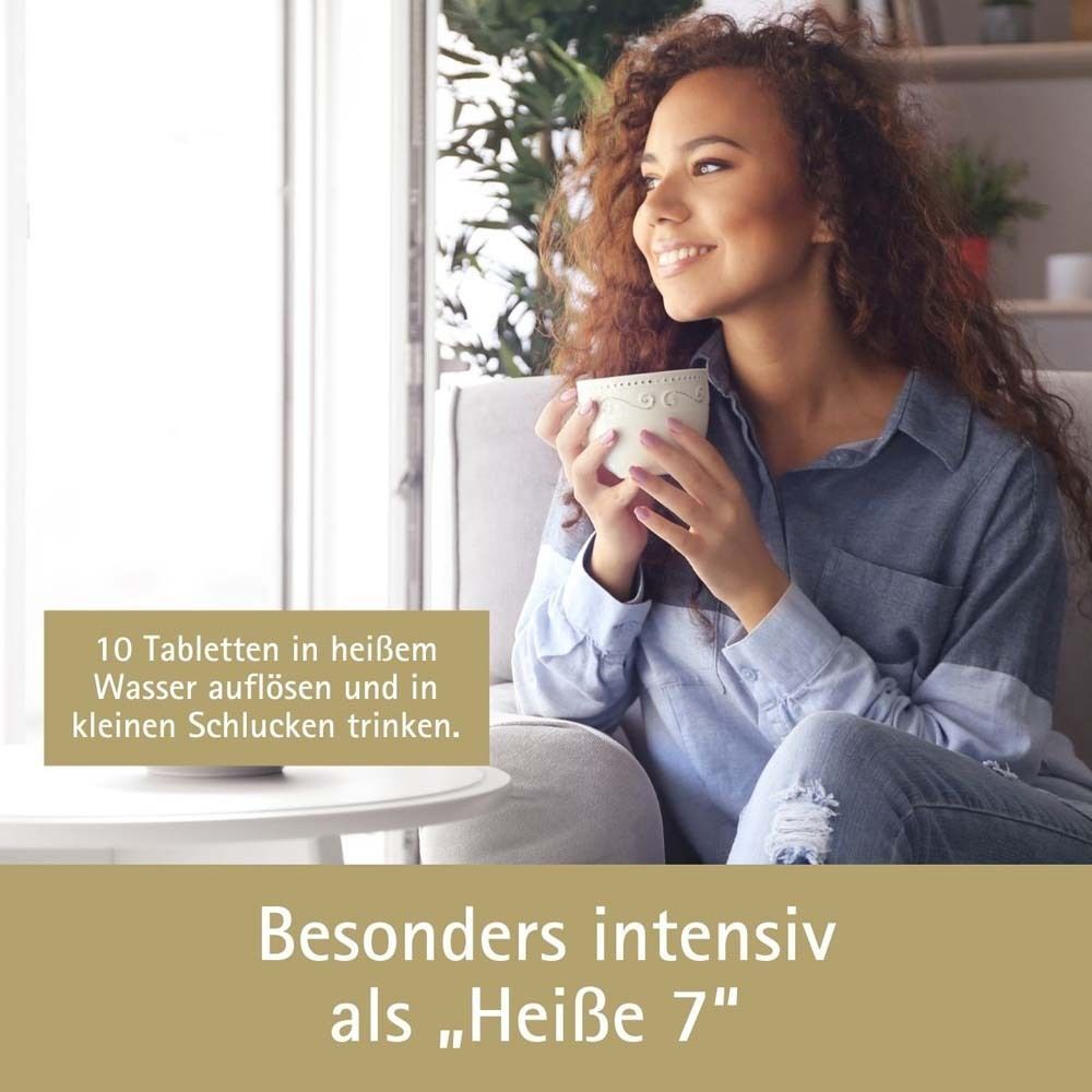 Eine Frau sitzt und lächelt. Text: 10 Tabletten in heißem Wasser auflösen und in kleinen Schlucken trinken. Besonders intensiv als „Heiße 7“.