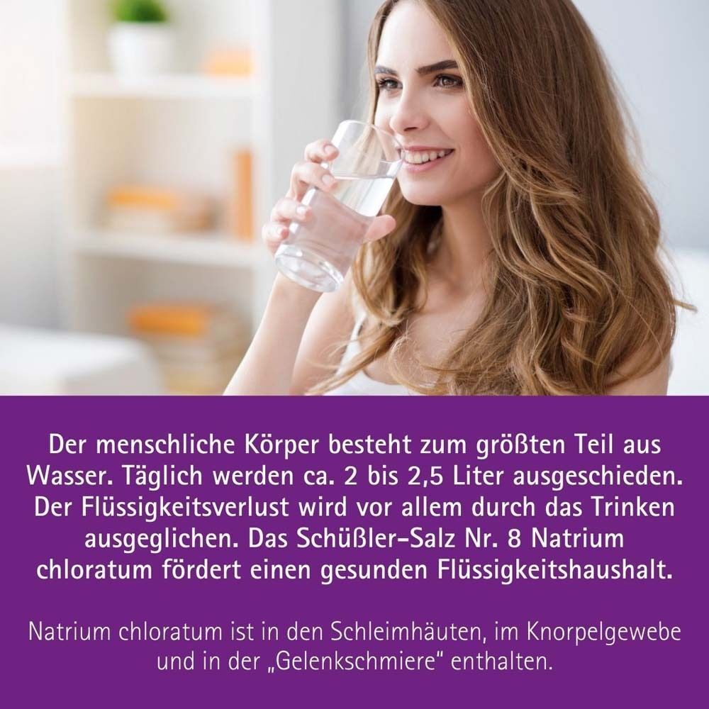 Eine Frau trinkt Wasser aus einem Glas. Text: "Schüßler-Salz Nr. 8 Natrium chloratum fördert einen gesunden Flüssigkeitshaushalt."