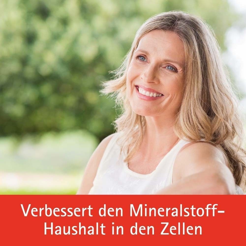 Lächelnde Frau im Freien. Auf einem roten Banner steht Text über die Verbesserung des Mineralstoffhaushalts.